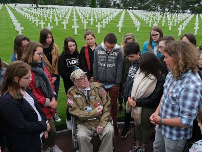 El combatiente George Shenkle habla con estudiantes franceses, este martes en el Cementerio Americano de Normandía. En vídeo, la otra historia del Día D.