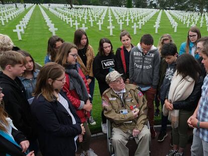 El combatiente George Shenkle habla con estudiantes franceses, este martes en el Cementerio Americano de Normandía. En vídeo, la otra historia del Día D.