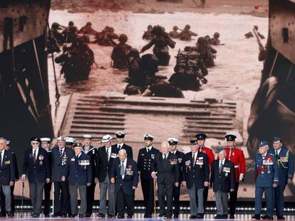 Veteranos durante la conmemoración del Día D, el miércoles en Portsmouth. En vídeo, la reina Isabel II y Donald Trump acuden al homenaje.