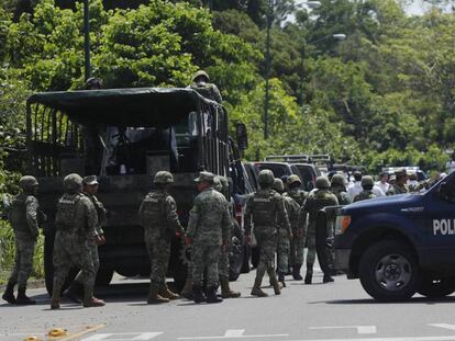 Despliegue policial en Metapa (Chiapas) para frenar la caravana de migrantes.