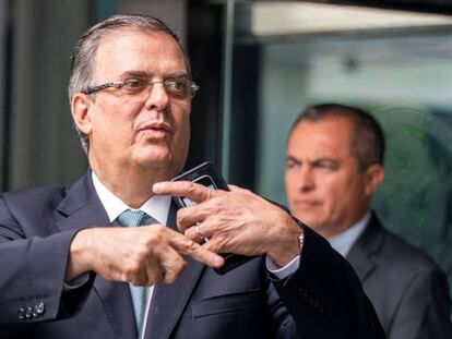 El canciller de México, Marcelo Ebrard, tras una de las reuniones en Washington. En vídeo, declaraciones de Ebrard ante los medios.