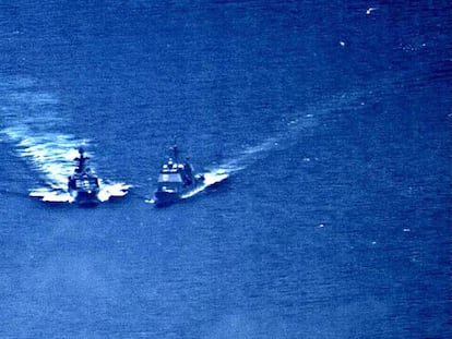 Momento en que se produce el incidente entre el buque ruso 'Almirante Vinogradov' (izquierda) y el 'Chancellorsville' en aguas de Filipinas. La foto ha sido facilitada por la Marina de EE UU. En vídeo, así fue el incidente.