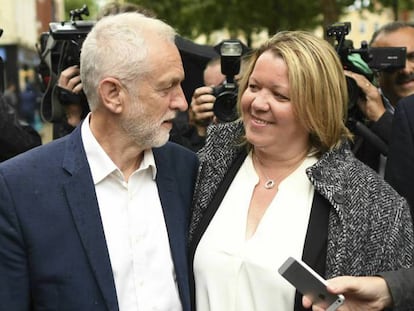 El líder laborista, Jeremy Corbyn, celebra este viernes en Petersborough la victoria de la candidata del partido, Lisa Forbes. En vídeo, el anuncio de renuncia de May el 24 de mayo.