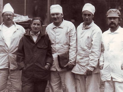 La científica Elena Kozlova junto a su brigada de liquidadores en la central de Chernóbil, en junio de 1986. En vídeo, la serie, vista por una superviviente de la tragedia.