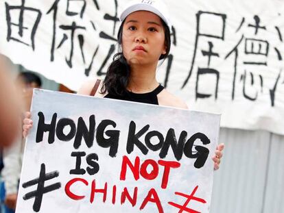 Una manifestante protesta este domingo en Hong Kong contra la nueva ley de extradición a China. En vídeo, imágenes de la protesta.