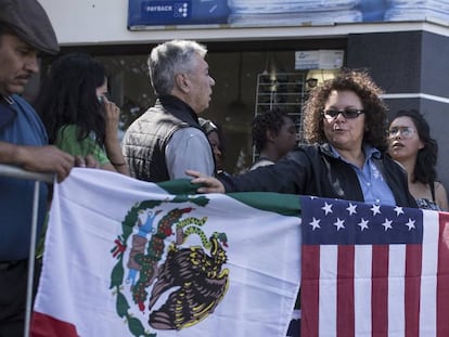 Lilia Lara sostiene las banderas mexicana y estadounidense en un acto del presidente López Obrador este sábado en Tijuana. En vídeo, México y EEUU alcanzan un acuerdo migratorio.