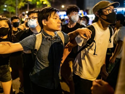 El activista Wayne Chan, tras choques con la policía durante las protestas contra la ley de extradición a China, ayer en Hong Kong. En vídeo, declaraciones de la jefa del Ejecutivo de Hong Kong.