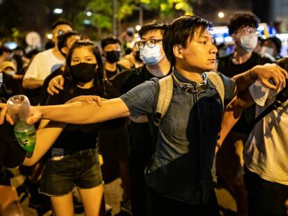 El activista Wayne Chan, tras choques con la policía durante las protestas contra la ley de extradición a China, ayer en Hong Kong. En vídeo, declaraciones de la jefa del Ejecutivo de Hong Kong.