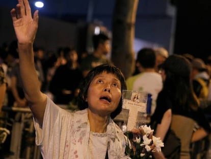 Protesta frente al Parlamento autónomo de Hong Kong, este martes. En vídeo, declaraciones de Carrie Lam.
