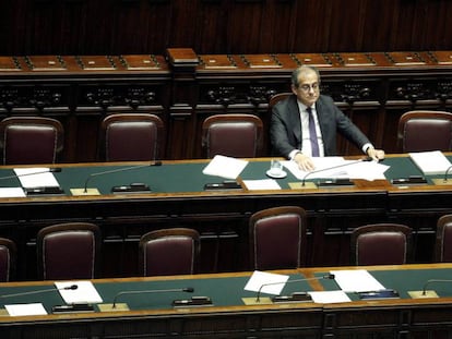 El ministro de Finanzas, Giovanni Tria, ayer en el Parlamento en Roma. En vídeo, declaraciones de Giuseppe Conte, primer ministro italiano.