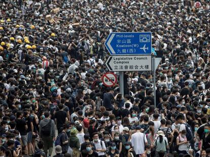 Miles de manifestantes ocupan una calle cercana al Consejo Legislativo en Hong Kong, este miércoles. En vídeo, aumenta exponencialmente la represión policial en las protestas de Hong Kong.