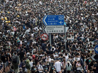 Miles de manifestantes ocupan una calle cercana al Consejo Legislativo en Hong Kong, este miércoles. En vídeo, aumenta exponencialmente la represión policial en las protestas de Hong Kong.