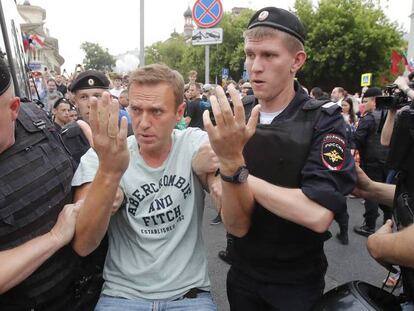 La policía detiene al opositor Navalny durante una protesta en apoyo del periodista Ivan Golunov. En vídeo, Moscú estalla en protestas exigiendo libertad de prensa durante el Día de Rusia.