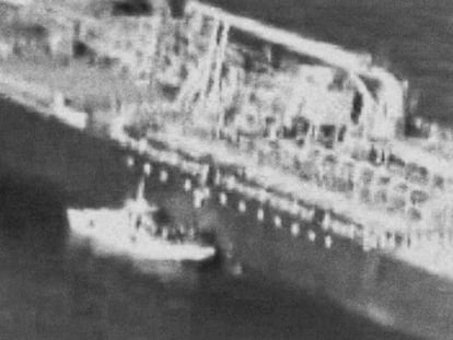El supuesto barco iraní cerca de uno de los buques atacados. En vídeo, la grabación difundida por Estados Unidos y las declaraciones de Mike Pompeo.
