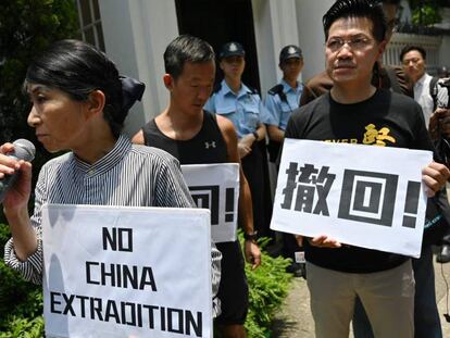 Varios manifestantes en Hong Kong contra el proyecto de ley de extradición. En vídeo, aumenta la represión policial en las protestas de Hong Kong.