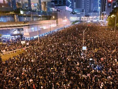 Cientos de miles de personas se manifiestan este domingo en Hong Kong. En vídeo, la ministra jefa de Hong Kong, Carrie Lam, pide disculpas.