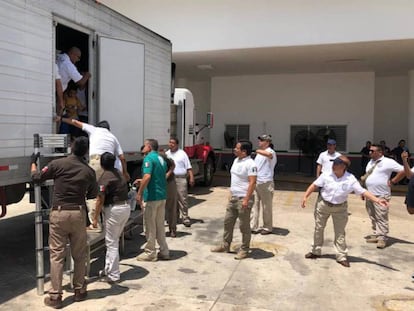 Agentes migratorios interceptan a un grupo de migrantes en Veracruz.