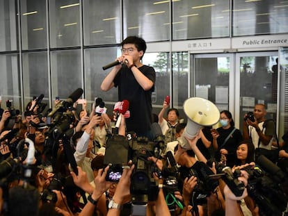 El activista Joshua Wong habla a los medios tras su puesta en libertad, este lunes en Hong Kong. En vídeo, declaraciones de Wong el lunes, tras su puesta en libertad.