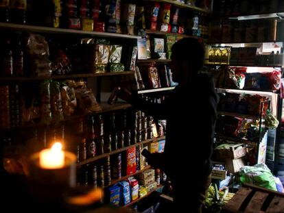 Una tienda sin luz en Buenos Aires.