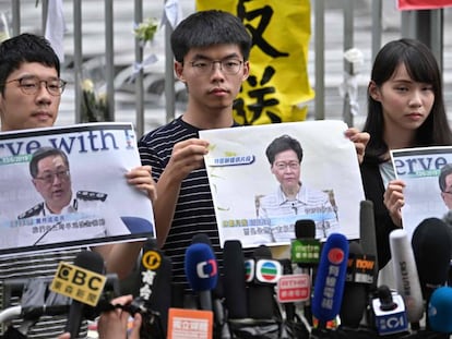 El activista hongkonés Joshua Wong (al centro) en una rueda de prensa frente a la sede del Gobierno central chino. En vídeo, las disculpas y la renuncia a dimitir de Carrie Lam.