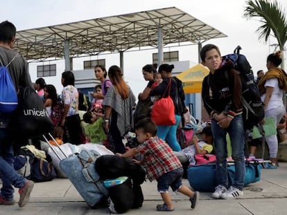 Un grupo de venezolanos en la frontera de Perú a la espera de tramitar sus documentos en Tumbes. En vídeo, declaraciones de Filippo Grandi, Alto Comisionado de la ONU para los Refugiados.