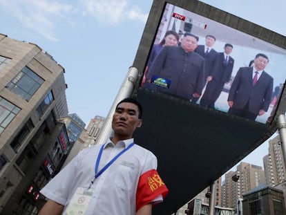 Imagen de televisión del encuentro entre Kim Jong-un y Xi Jinping, en Pyongyang. En vídeo, las claves de esta reunión.