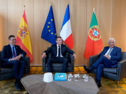 Desde la izquierda: el presidente español, Pedro Sánchez; el presidente francés, Emmanuel Macron; y el primer ministro portugués, Antònio Costa, en una reunión previa a la cumbre europea. En vídeo, declaraciones de Emmanuel Macron.