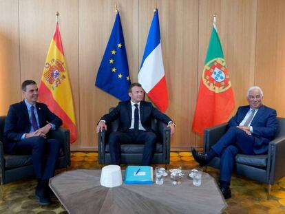 Desde la izquierda: el presidente español, Pedro Sánchez; el presidente francés, Emmanuel Macron; y el primer ministro portugués, Antònio Costa, en una reunión previa a la cumbre europea. En vídeo, declaraciones de Emmanuel Macron.