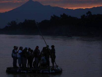 Una balsa con migrantes cruza estos días el río Suchiate (Tapachula).