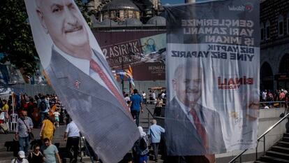 En foto, carteles electorales del candidato del AKP a la alcaldía de Estambul, el islamista Binali Yildirim. En vídeo, electores votan en Estambul.