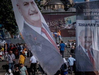 En foto, carteles electorales del candidato del AKP a la alcaldía de Estambul, el islamista Binali Yildirim. En vídeo, electores votan en Estambul.