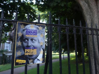 Un cartel crítico con Boris Johnson en un parque frente a su domicilio. En vídeo, Johnson evita responder acerca del incidente con la policía durante una reunión con miembros de su partido.