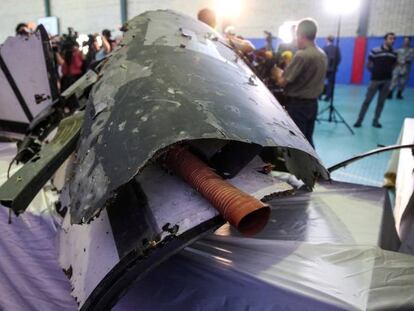Supuestos restos del avión no tripulado estadounidense mostrados en Teherán, este viernes. En vídeo, declaraciones de Trump.
