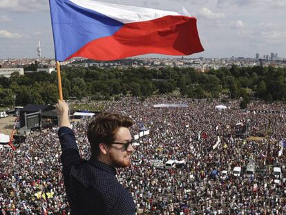 Un hombre ondea una bandera checa este domingo en la manifestación contra Andrej Babis en Praga. En vídeo, declaraciones de los manifestantes.