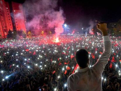 Ekrem Imamoglu se dirige a sus seguidores tras conocerse su victoria en la repetición de los comicios. En vídeo, declaraciones del candidato de la oposición socialdemócrata a la alcaldía de Estambul.