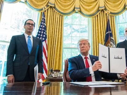 Donald Trump (en el centro), tras firmar una orden ejecutiva en la que impone sanciones financieras al líder supremo de Irán, este lunes. En vídeo, declaraciones del presidente de EE UU tras firmar las sanciones al líder supremo de Irán, Ali Jamenei.