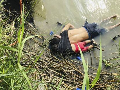 Los cuerpos de Óscar y Valeria Martínez, en el río Bravo.