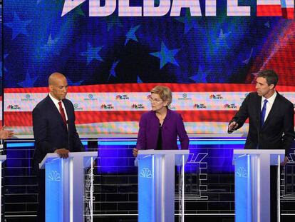 De izquierda a derecha, los precandidatos demócratas Julian Castro, Cory Booker, Elizabeth Warren y Beto O'Rourke, este miércoles durante el debate en Miami.