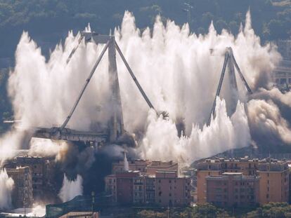 Los restos del puente Morandi, en Génova, en el momento de las explosiones este viernes para derribar su estructura. En vídeo, la demolición.