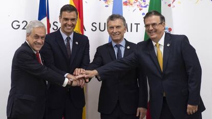 Desde la izquierda, Sebastián Piñera, Pedro Sánchez, Mauricio Macri y Marcelo Ebrard, este viernes en la cumbre del G20 en Osaka. En vídeo, declaraciones de Juncker.