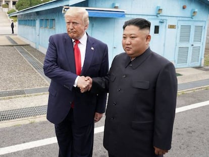 Donald Trump e Kim Jong-um, na Zona Desmilitarizada entre as duas Coreas neste domingo.