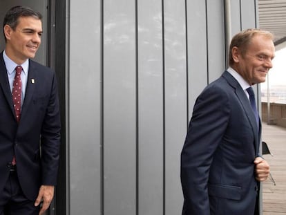 Pedro Sánchez (izquierda) y Donald Tusk, este domingo en Bruselas.