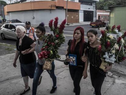 Vecinos del barrio Altavista llegan al funeral de Óscar y Valeria Martínez en San Salvador.