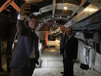 Visitantes en la inauguración de un túnel arqueológico, el domingo en Jerusalén. En vídeo, declaraciones de Mohammed Shtayyeh, Primer Ministro de Palestina.