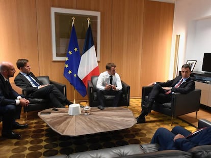 Macron (con camisa blanca) y Sánchez (a su izquierda) negocian con otros líderes europeos en la noche del domingo.