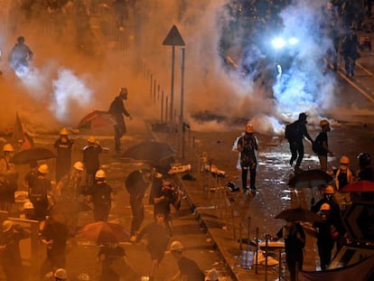 Policías hongkoneses lanzan gases lacrimógenos contra los manifestantes frente al Consejo Legislativo de Hong Kong. En vídeo, las declaraciones de la jefa del Gobierno autónomo.
