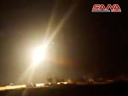 Vídeo de la agencia siria SANA que muestra el impacto de un misil en Homs.