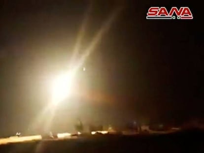 Vídeo de la agencia siria SANA que muestra el impacto de un misil en Homs.