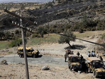 Soldados turcos y policías vigilan este lunes la zona en la que ha impactado un misil en el norte de Chipre. En vídeo, las imágenes tras el impacto del misil.