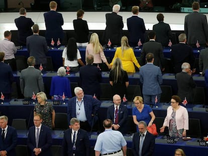 Los eurodiputados del Partido del Brexit se ponen de espaldas este martes en la Eurocámara mientras suena el himno europeo.